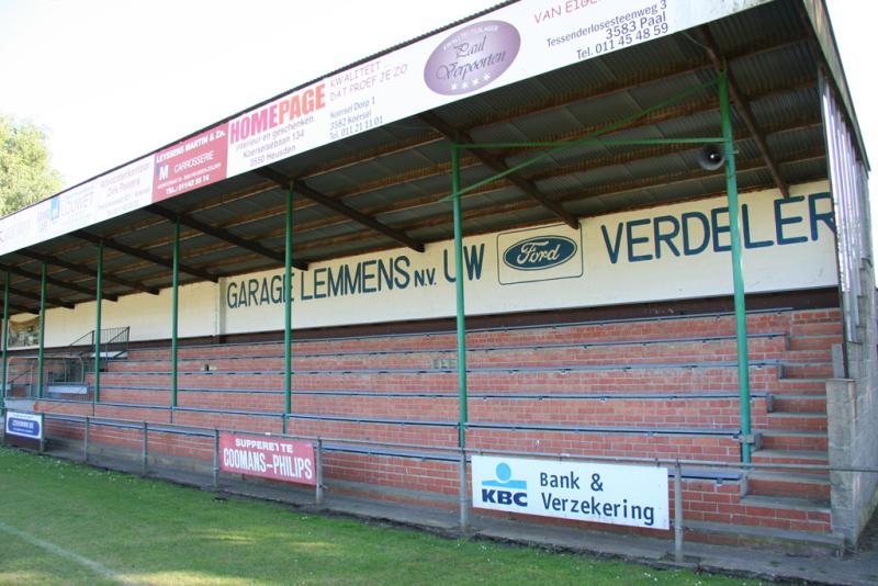 Tribune voor de brand.